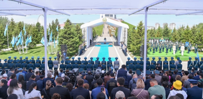 Токаев принял участие в церемонии поднятия флага Казахстана