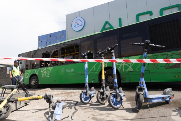 Один пассажир погиб, 16 пострадали в ДТП с автобусом в Алматы