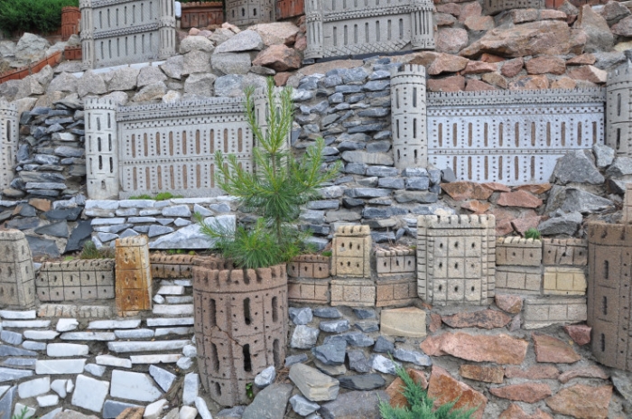 Превратил свалку в сказочный город. Вдохновляющая история из Петропавловска