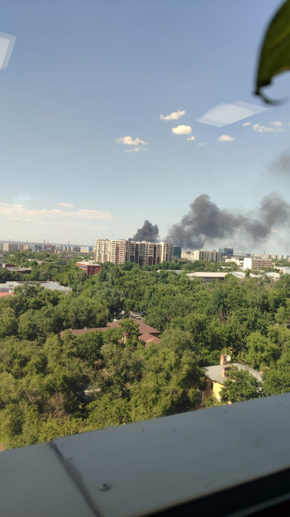 
Чёрные клубы дыма в Алматы: склад горел в Жетысуском районе
