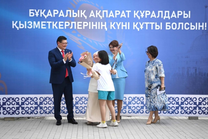 Журналистам вручили сертификаты на квартиры от имени Президента