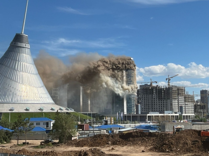 В Астане горит здание в районе "Хан Шатыра" В Астане горит здание в районе "Хан Шатыра"