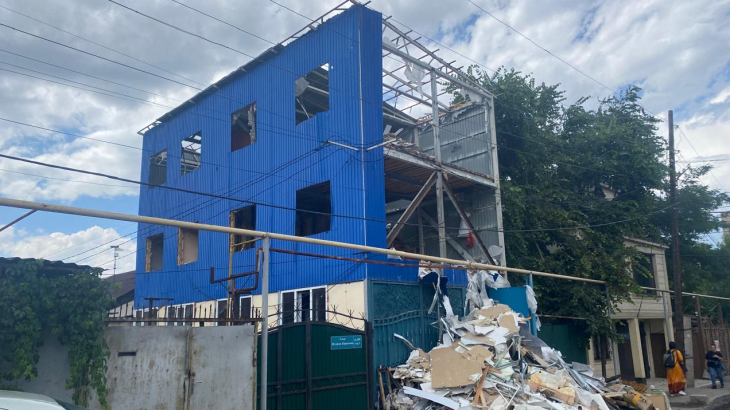 
Трёхэтажное здание сносят в Алматы
