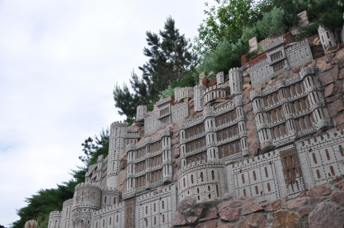 Превратил свалку в сказочный город. Вдохновляющая история из Петропавловска