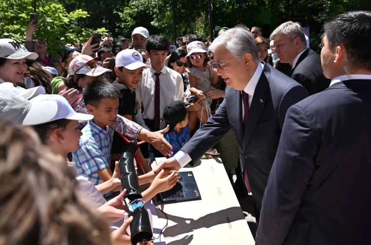 Токаев встретился с детьми на фестивале Jas Galym. Science Quest в Алматы
 
Токаев встретился с детьми на фестивале Jas Galym. Science Quest в Алматы
