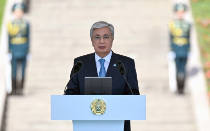 Токаев принял участие в церемонии поднятия флага Казахстана