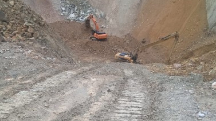 Автобус с людьми ушел под землю: появились подробности поисков пропавших Автобус с людьми ушел под землю: появились подробности поисков пропавших