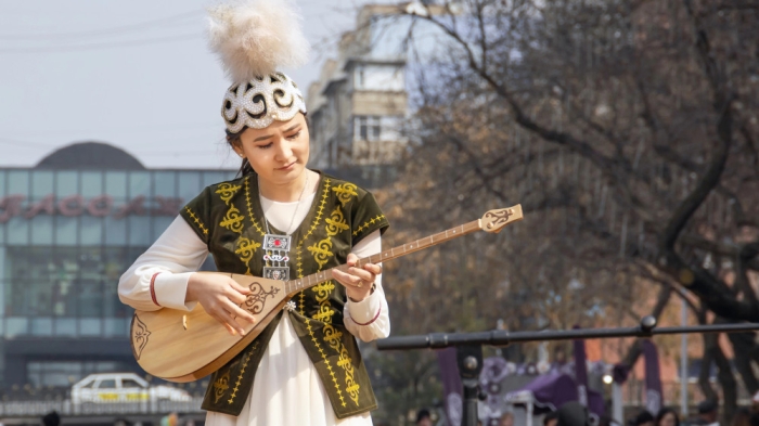 Президент поздравил казахстанцев с Днем домбры Президент поздравил казахстанцев с Днем домбры