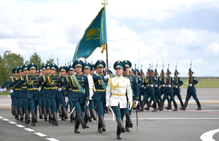 Президент Токаев встретил Си Цзиньпина в аэропорту Астаны