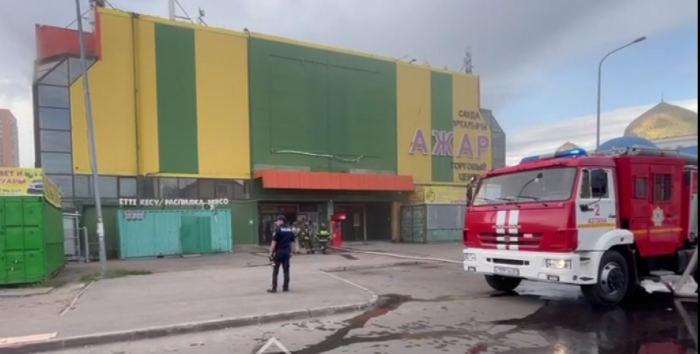 65 сотрудников ДЧС тушили пожар в торговом доме в Астане
65 сотрудников ДЧС тушили пожар в торговом доме в Астане