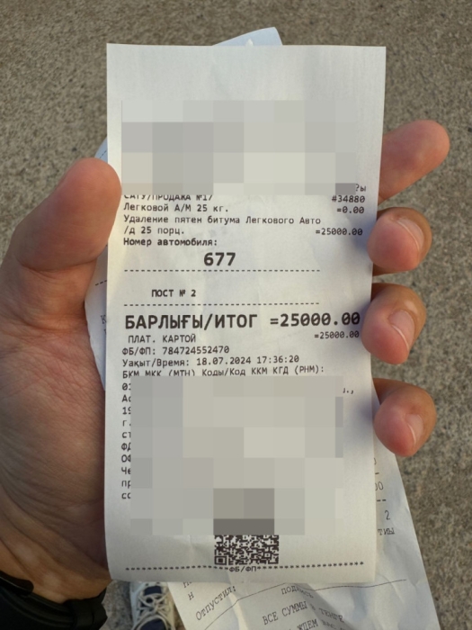 Здание элитного отеля испортило припаркованные авто в Астане