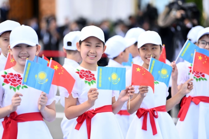 Президент Токаев встретил Си Цзиньпина в аэропорту Астаны