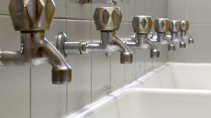 "Произошел срыв насосных агрегатов": в  Актау вторые сутки нет воды