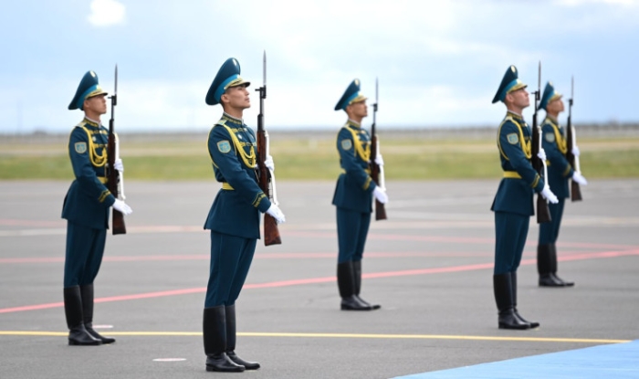 Президент Токаев встретил Си Цзиньпина в аэропорту Астаны