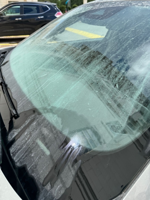 Здание элитного отеля испортило припаркованные авто в Астане