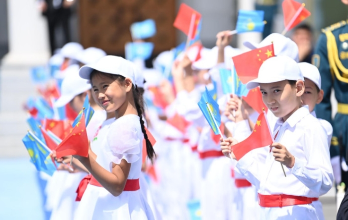 Президент Токаев встретил Си Цзиньпина в аэропорту Астаны