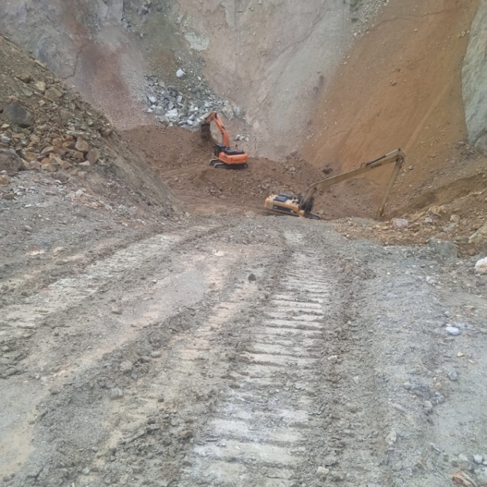 Автобус с людьми ушел под землю: появились подробности поисков пропавших Автобус с людьми ушел под землю: появились подробности поисков пропавших