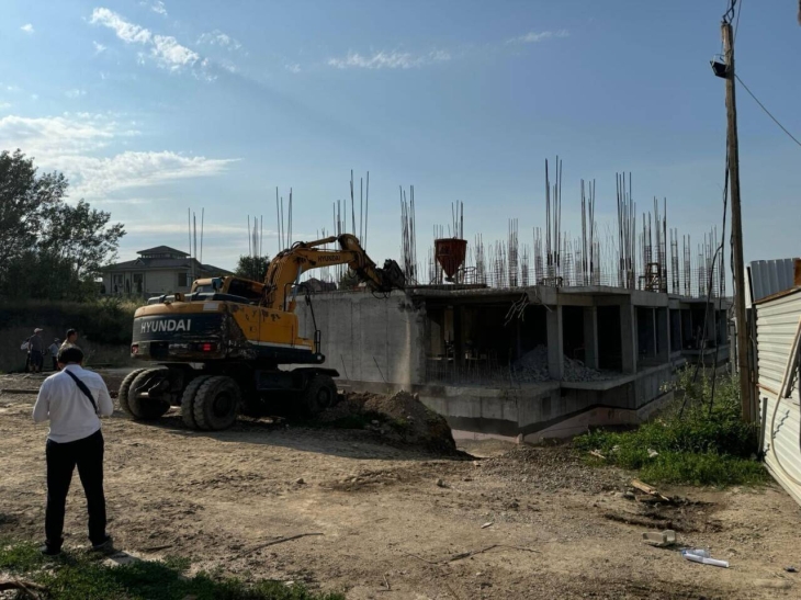 Незаконно строящийся ЖК начали сносить в Алматы
Незаконно строящийся ЖК начали сносить в Алматы
