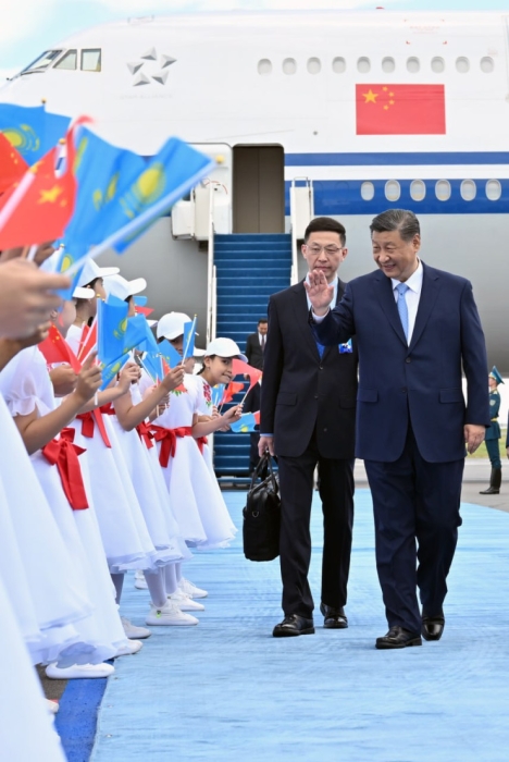 Президент Токаев встретил Си Цзиньпина в аэропорту Астаны