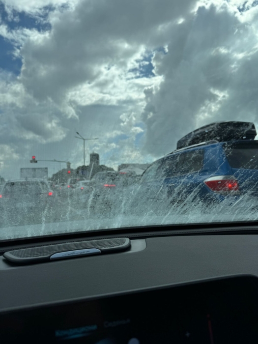 Здание элитного отеля испортило припаркованные авто в Астане