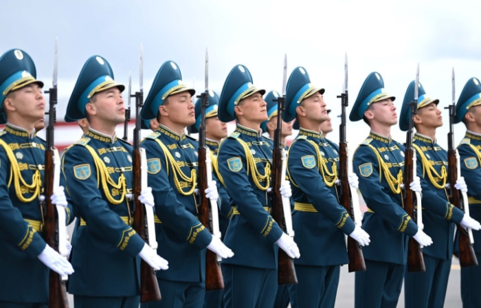 Президент Токаев встретил Си Цзиньпина в аэропорту Астаны