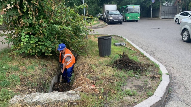 
"Алматы жазы" науқаны аясында қаланың арық желілері тазартылып жатыр
