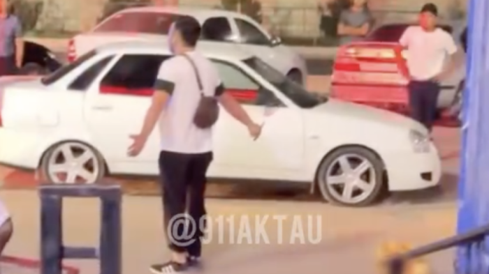 Мужчина порезал жену на глазах у людей в Мангистау: пострадавшая была беременна Мужчина порезал жену на глазах у людей в Мангистау: пострадавшая была беременна