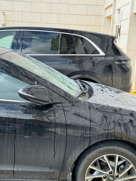 Здание элитного отеля испортило припаркованные авто в Астане