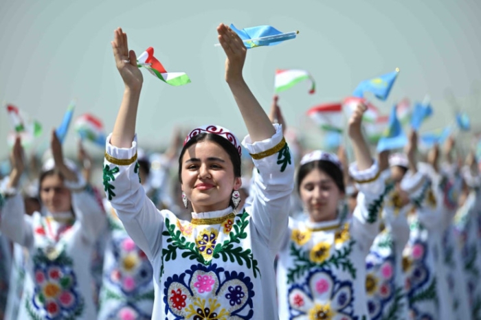 Красный ковер и танцы: как встретили Токаева в Душанбе