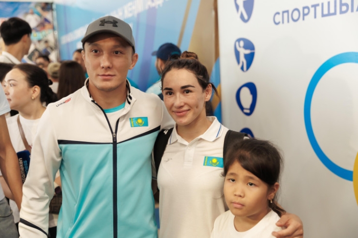 Яблоку негде упасть: как встречали наших олимпийцев в аэропорту Алматы