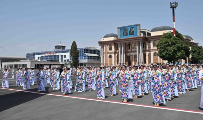 Красный ковер и танцы: как встретили Токаева в Душанбе