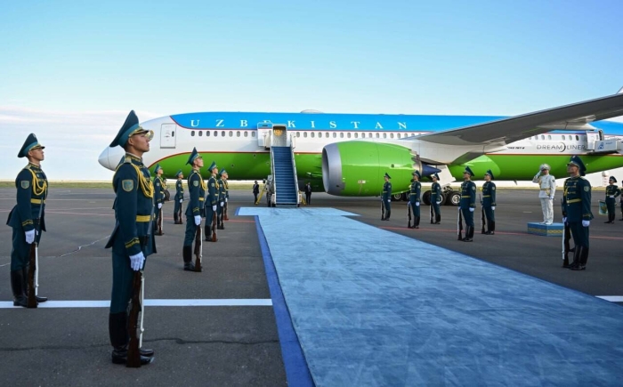 Шавкат Мирзиёев прибыл в Казахстан с государственным визитом
Шавкат Мирзиёев прибыл в Казахстан с государственным визитом