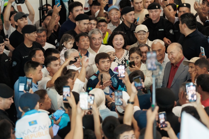 Яблоку негде упасть: как встречали наших олимпийцев в аэропорту Алматы