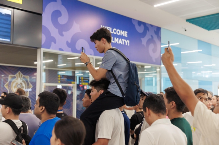 Яблоку негде упасть: как встречали наших олимпийцев в аэропорту Алматы