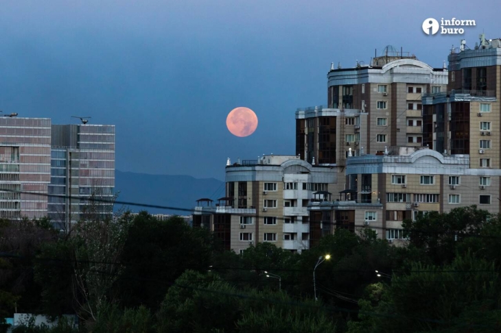 Как выглядело суперлуние над Алматы: фоторепортаж Informburo
Как выглядело суперлуние над Алматы: фоторепортаж Informburo
