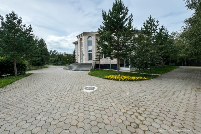 Зеленый парк, гаражи и сцена. Новая жизнь особняка Кайрата Сатыбалдыулы в Астане Зеленый парк, гаражи и сцена. Новая жизнь особняка Кайрата Сатыбалдыулы в Астане