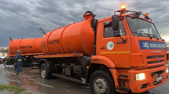 Проливной дождь в Астане: затопленные улицы и обрывы элетролиний
Проливной дождь в Астане: затопленные улицы и обрывы элетролиний