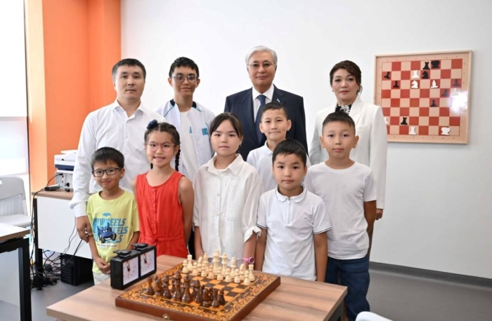 Токаев посетил Дворец школьников в Караганде
Токаев посетил Дворец школьников в Караганде