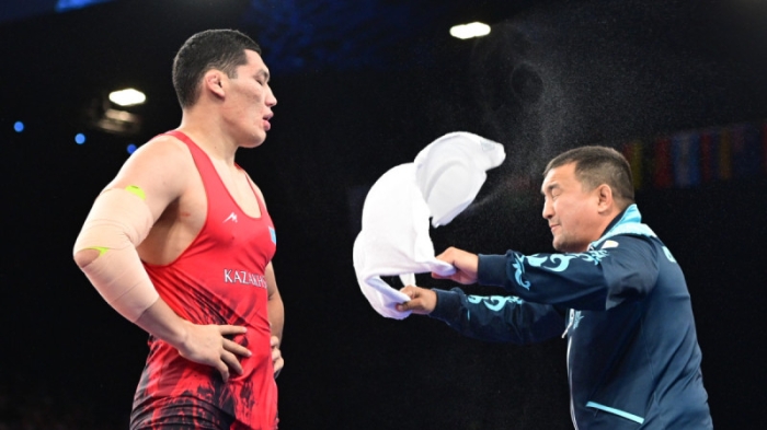 Разгромом обернулась схватка казахстанца с чемпионом мира на Олимпиаде Разгромом обернулась схватка казахстанца с чемпионом мира на Олимпиаде