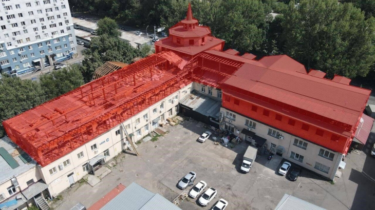 Третий этаж и мансарду бизнес-центра сносят в Алматы
Третий этаж и мансарду бизнес-центра сносят в Алматы