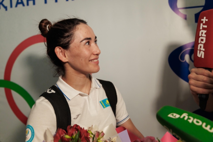 Яблоку негде упасть: как встречали наших олимпийцев в аэропорту Алматы