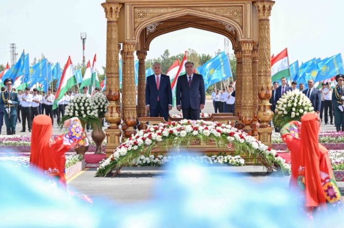 Красный ковер и танцы: как встретили Токаева в Душанбе