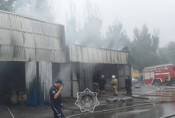 
Крупный пожар на СТО в Алматы: огонь уничтожил три автомобиля
