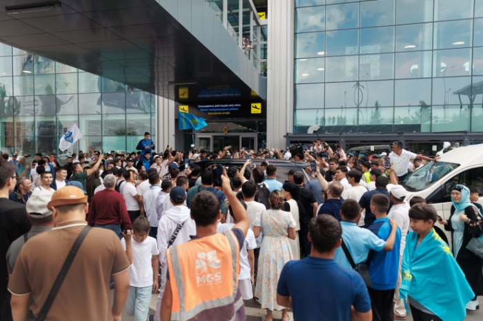 Яблоку негде упасть: как встречали наших олимпийцев в аэропорту Алматы