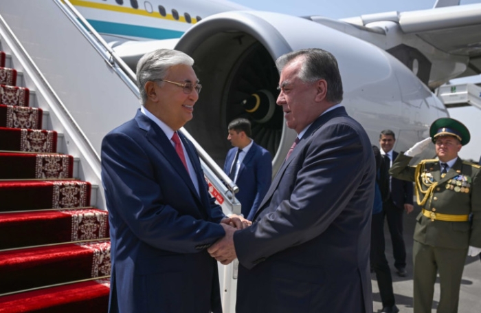 Красный ковер и танцы: как встретили Токаева в Душанбе