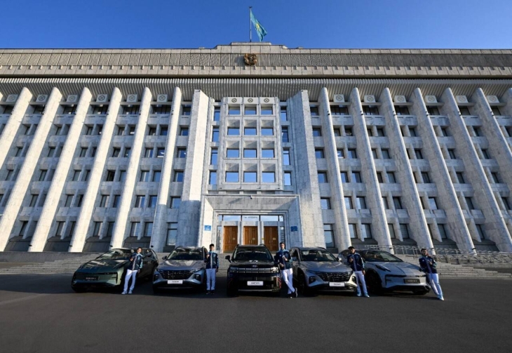 Ключи от автомобилей и жилищные сертификаты вручил аким Алматы призёрам Олимпийских игр
Ключи от автомобилей и жилищные сертификаты вручил аким Алматы призёрам Олимпийских игр