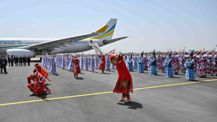 Красный ковер и танцы: как встретили Токаева в Душанбе