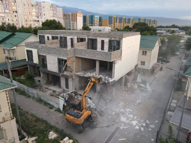 
Незаконно построенный таунхаус снесли в Алматы после жалоб жителей
