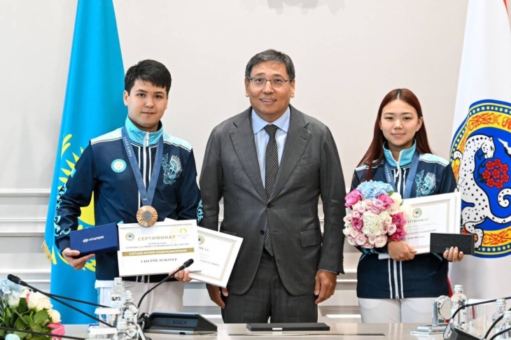 Ключи от автомобилей и жилищные сертификаты вручил аким Алматы призёрам Олимпийских игр
Ключи от автомобилей и жилищные сертификаты вручил аким Алматы призёрам Олимпийских игр