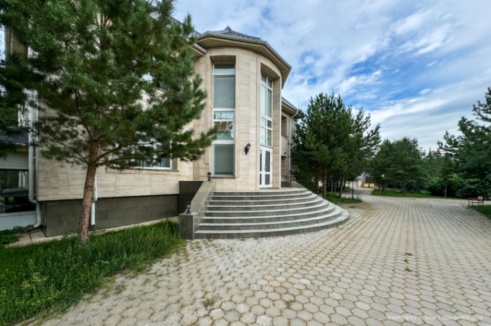 Зеленый парк, гаражи и сцена. Новая жизнь особняка Кайрата Сатыбалдыулы в Астане Зеленый парк, гаражи и сцена. Новая жизнь особняка Кайрата Сатыбалдыулы в Астане